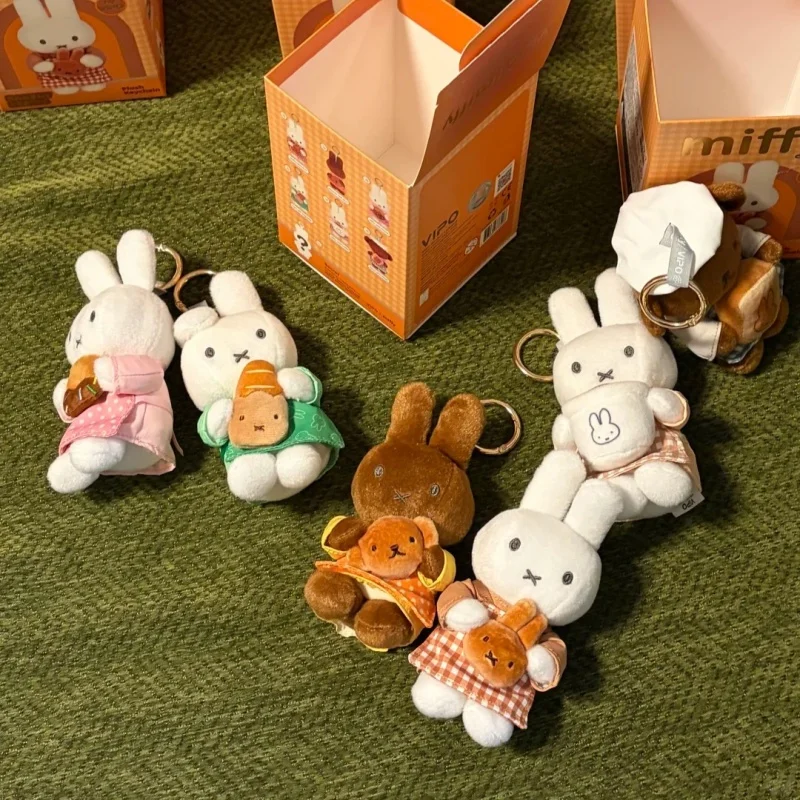 Фото Плюшевый брелок Vipo X Miffy из официальной серии Bakery / Сюрприз-бокс с подвеской - Модная трендовая игрушка, подарок на день рождения для девочек №5