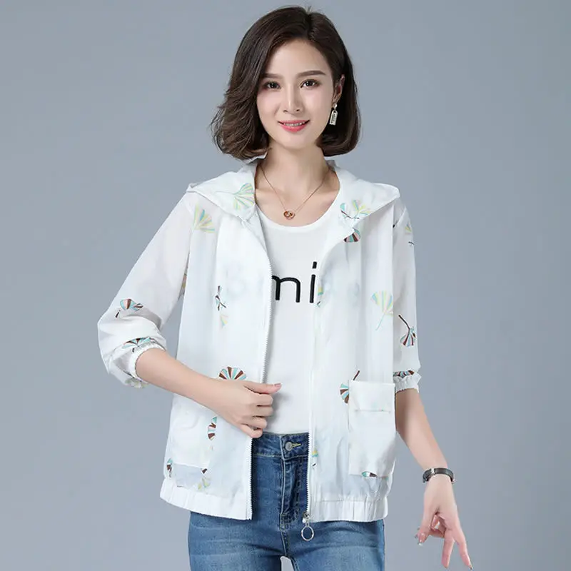 

2022 Women Summer New Middle-Aged Mother Thin Coats Female Long-Sleeved Print Jackets Ladies Sun Protection Hooded Clothing Y36
