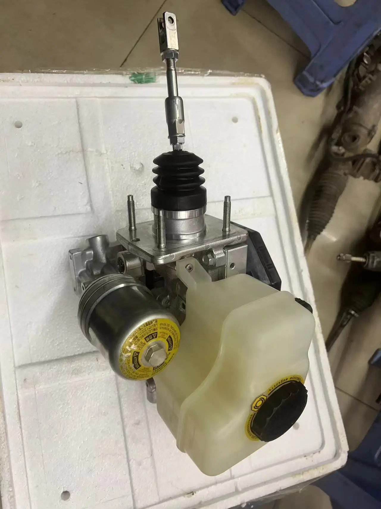 90% новый оригинальный насос главного тормозного цилиндра ABS в сборе 47050-60081 для Lexus