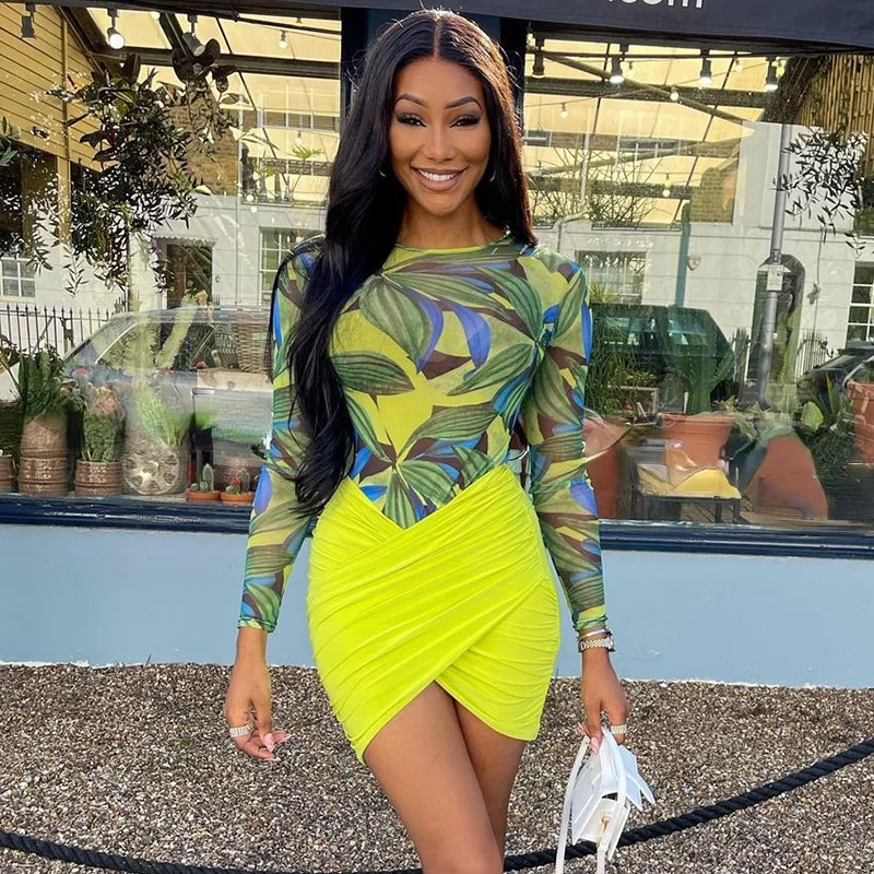 

2021 autumn new women's round neck long sleeve fashion pleated cross printed hip short skirt set