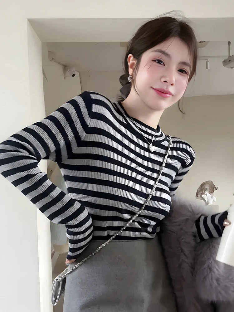 Вязаная нижняя рубашка в полоску стиле ретро женская осень и зима 2024 новые