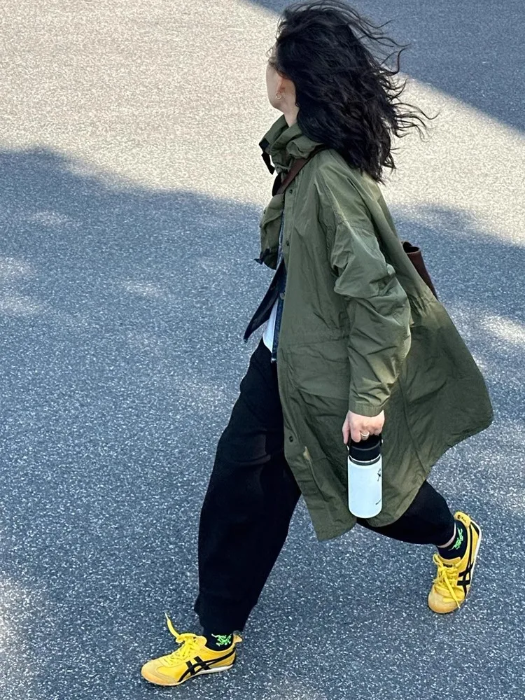 Тренчкот женский длинный армейского зеленого цвета с капюшоном средней длины