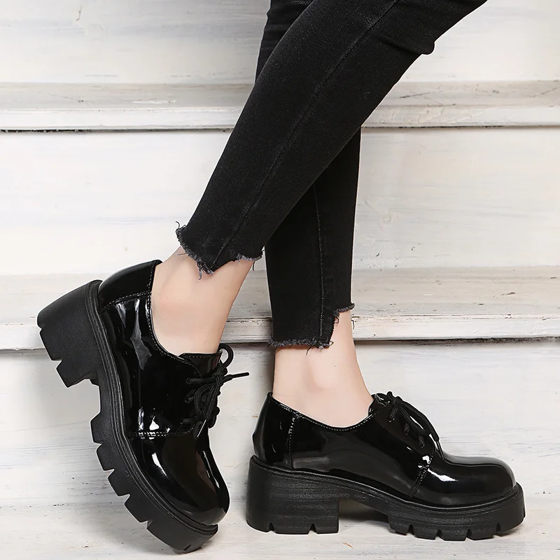 

Женские туфли-оксфорды на платформе, повседневная обувь, высокий каблук, лакированная кожа, на шнуровке, кроссовки, черные, на осень