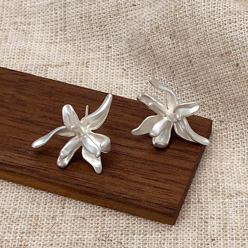 Женские винтажные серьги-гвоздики из серебра 925 пробы с матовым цветком