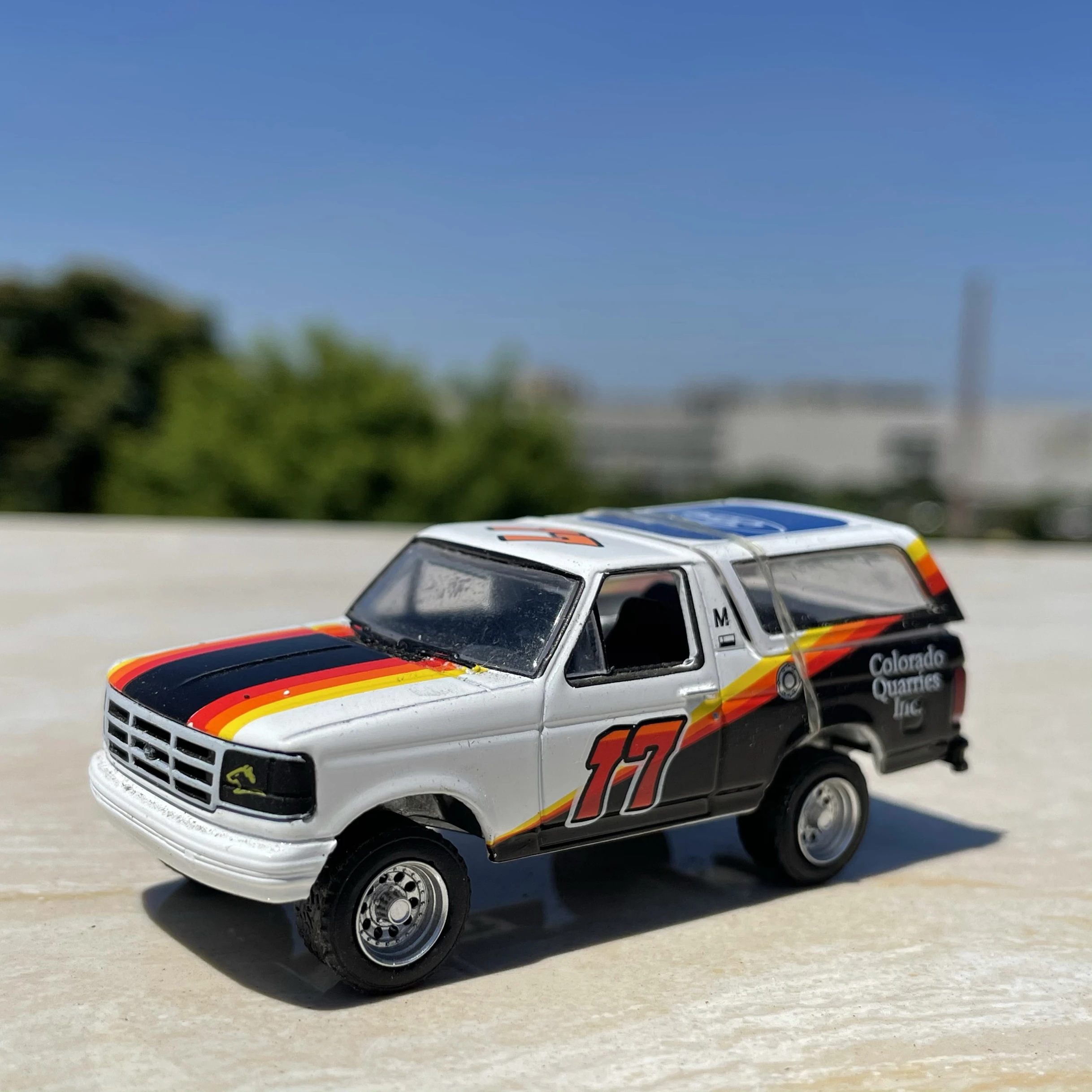 Фото Литой под давлением масштаб 1:64 Ford Limar SUV, модель автомобиля из сплава, Коллекционная игрушка, подарок, сувенир, украшение для дисплея №1