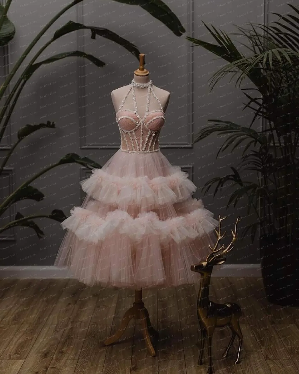 Женское платье с высоким воротником блестками и бисером розовое бальное из тюля