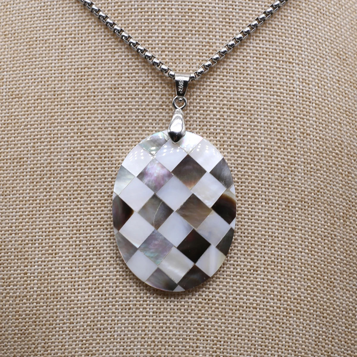 

Natural Freshwater Diamond Shaped White and Black Shell Patchwork Oval Pendant Necklace Exquisite Jewelry Accessories Gift