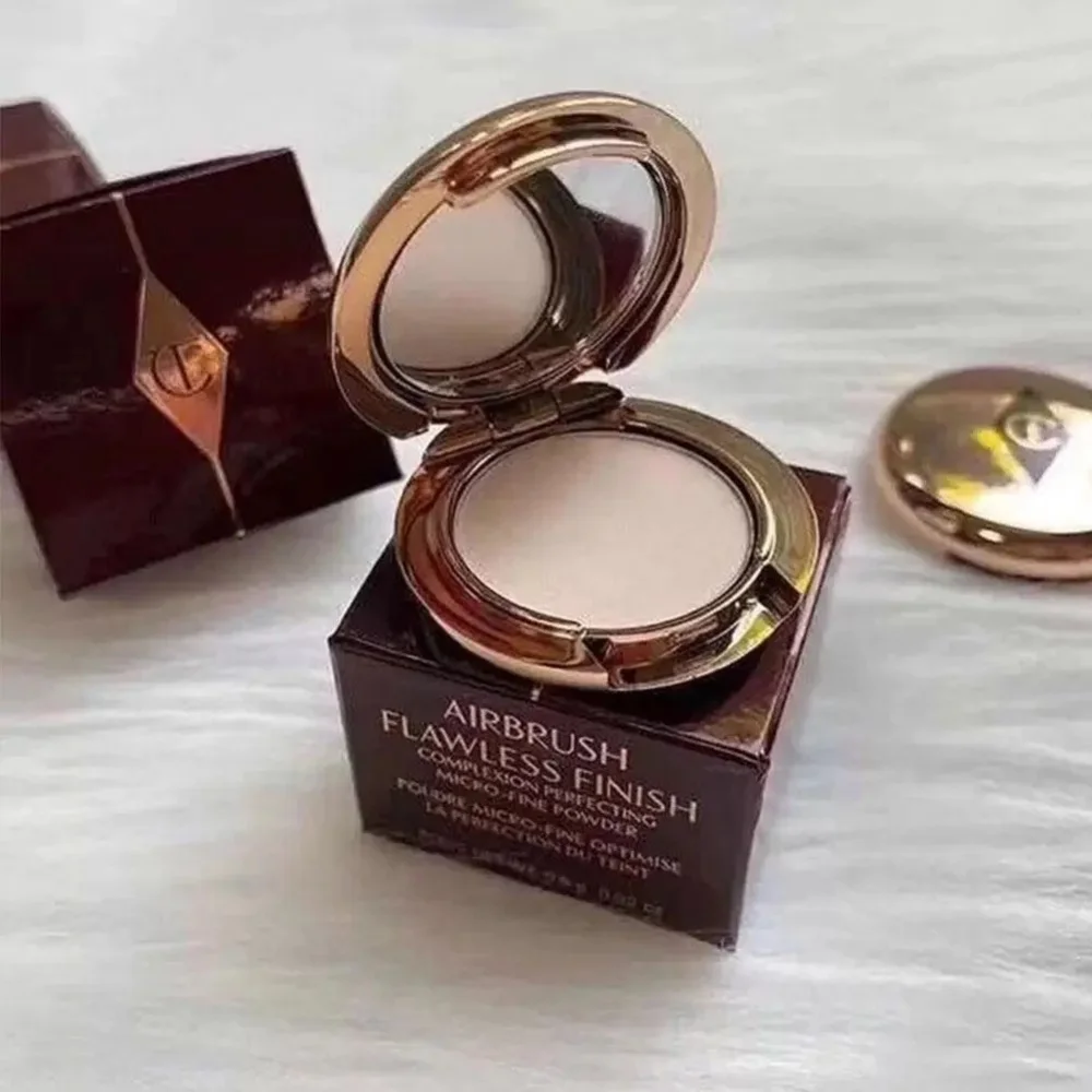 Фото Пудра Charlotte Tilbury для контроля жирности кожи, компактная, невидимая, скрывающая поры, стойкая, с футляром в подарок №1