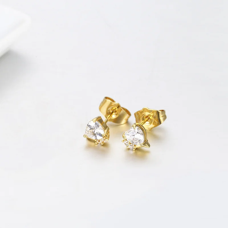 Милые маленькие белые серьги-гвоздики с фианитами в виде любящего сердца для