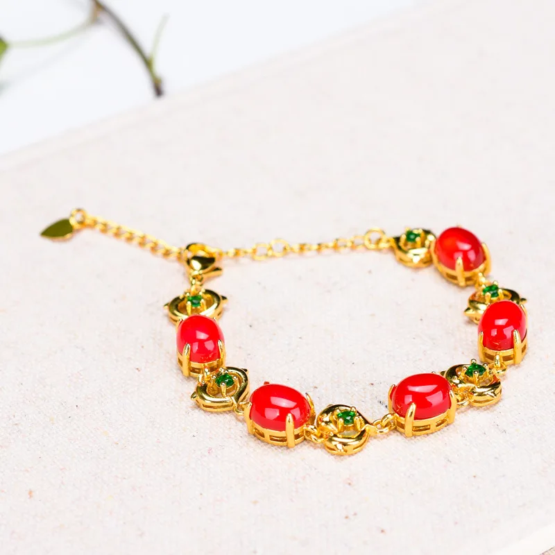 

Женский браслет из натурального красного нефрита с золотым покрытием и изумрудом