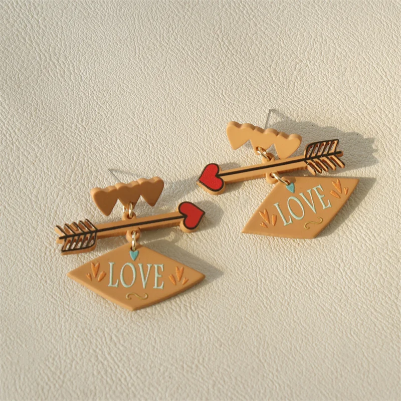 Новые весенние акриловые серьги-гвоздики карамельных цветов с геометрическим