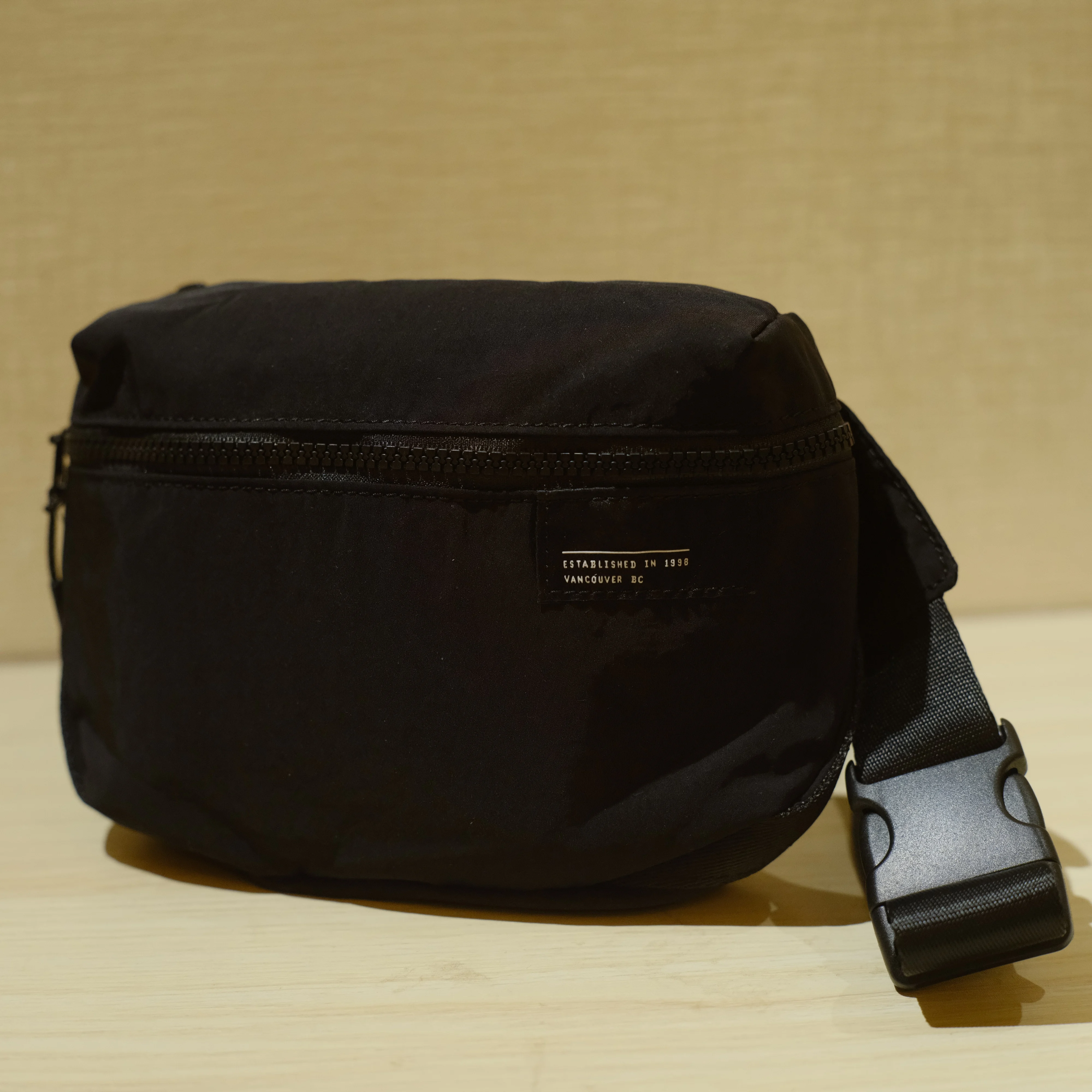 NWT Luluwomen Clean Lines Belt Bag 2L Water-Repellent Fabric Fashion Outdoor Activity Crossbody Bag Gym Girl Sports Waistpack