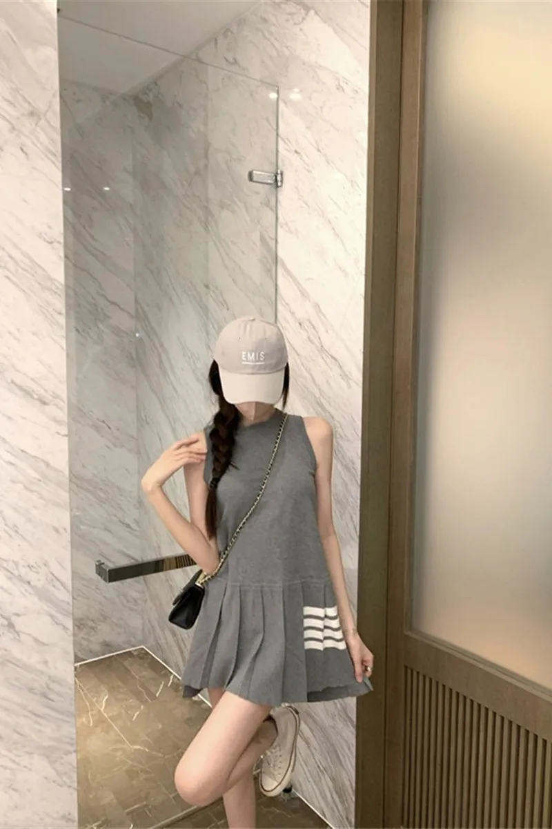 Женское трикотажное платье-жилет в студенческом стиле |