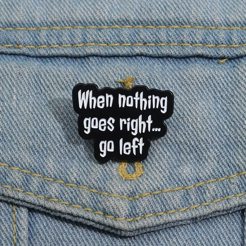 Фото Забавная металлическая брошь When Nothing Goes Right Then Go Left на сумках для одежды, броши с позитивной фразой, булавки в подарок №1