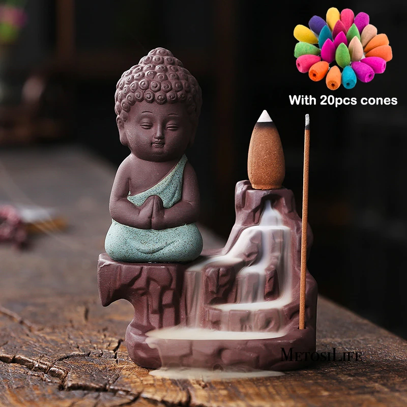 Керамическая курильница с маленьким монахом и задним потоком статуя Будды Maitreya