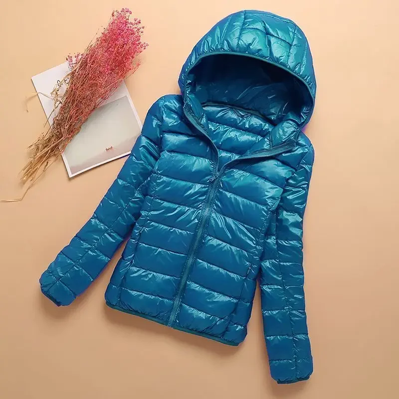 Женская куртка с капюшоном и воротником-стойкой