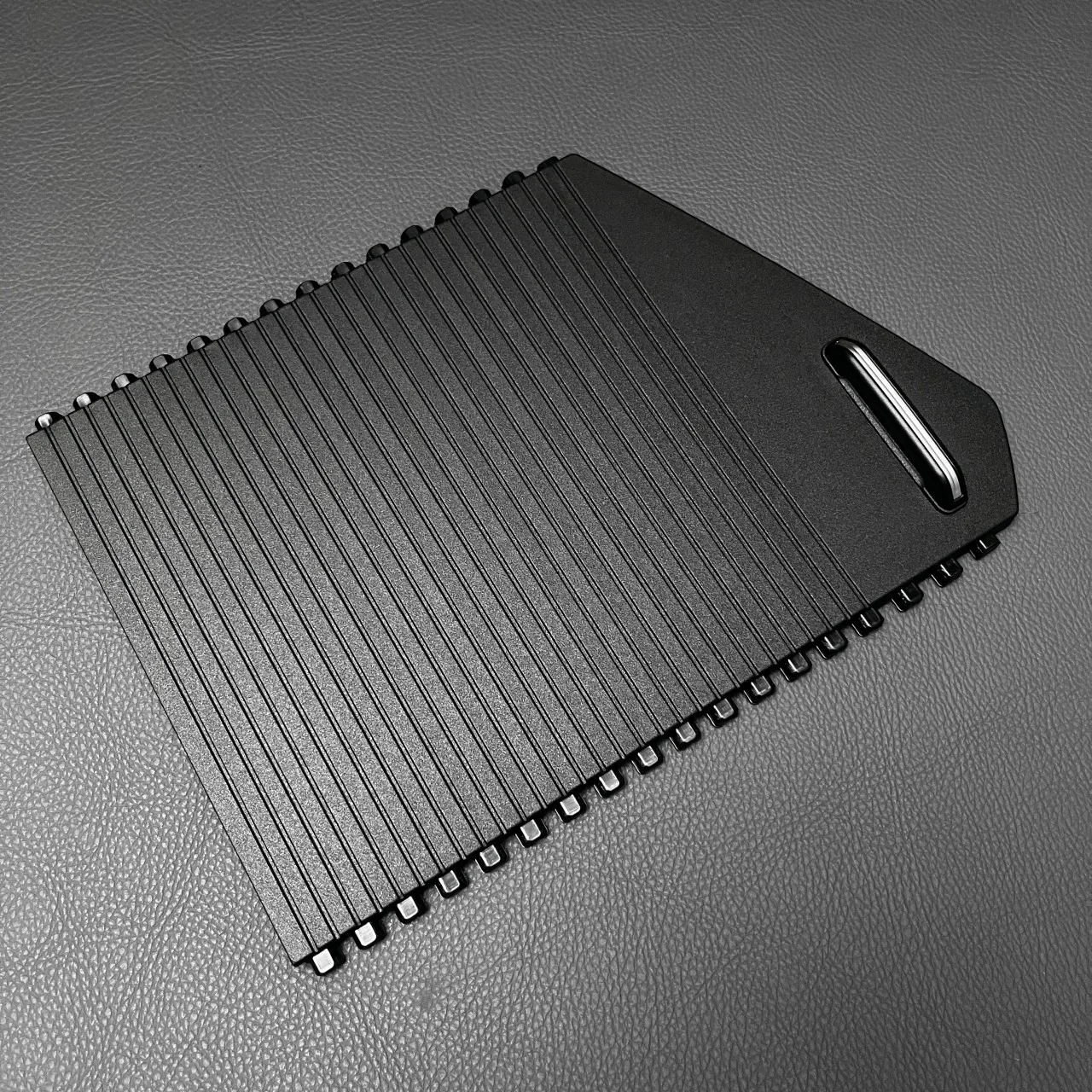 

Для VW Tiguan L 2017-2025 подлокотник центральной консоли, скользящая рулонная штора, держатель для воды, напитков, крышка 5NG863241