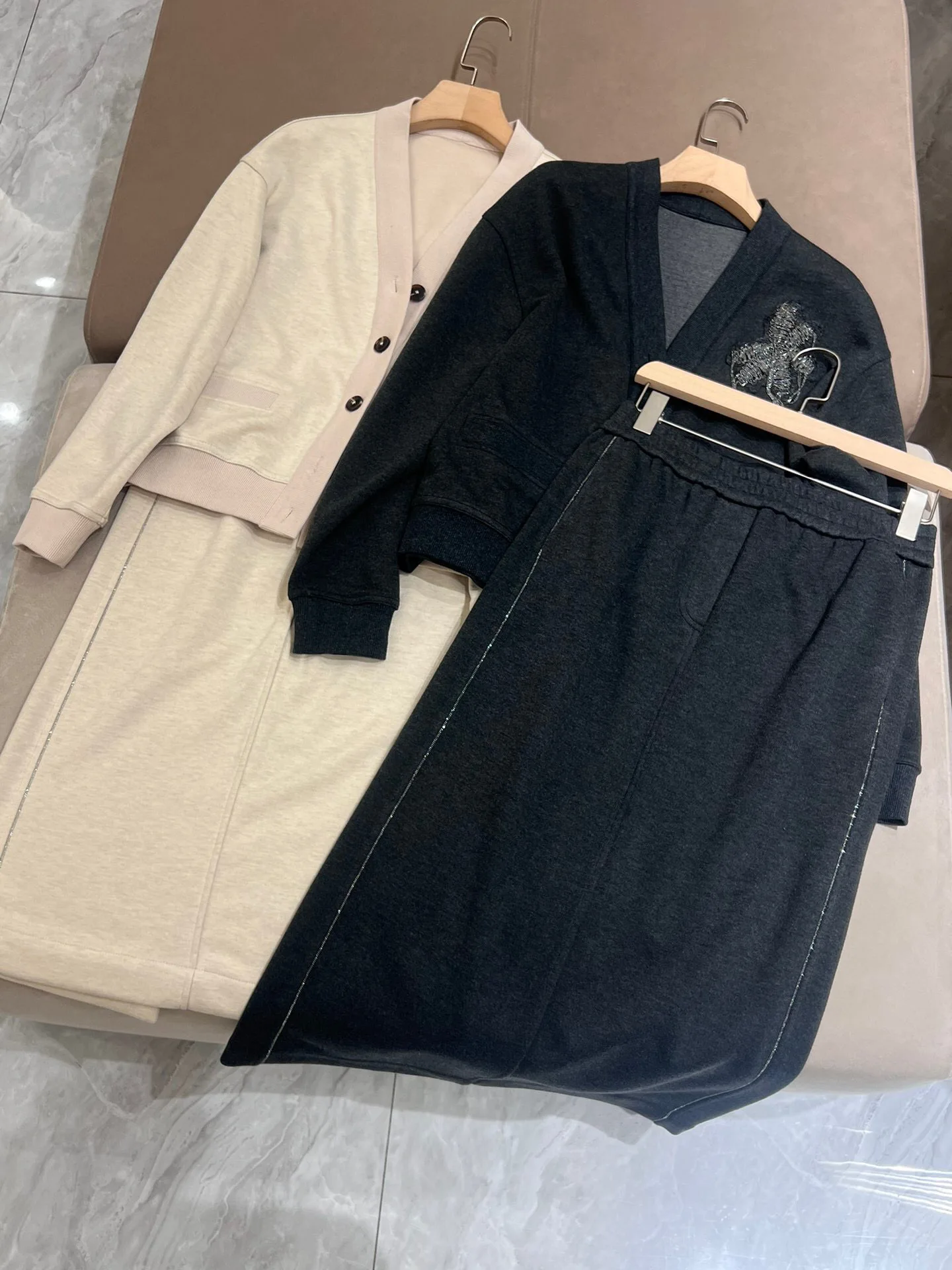 Zestaw damski 2024 nowy jesienno-zimowy łańcuszek z koralikami dekolt w szpic jednorzędowy luźny swobodny kardigan lub spódnica wysokim stanem