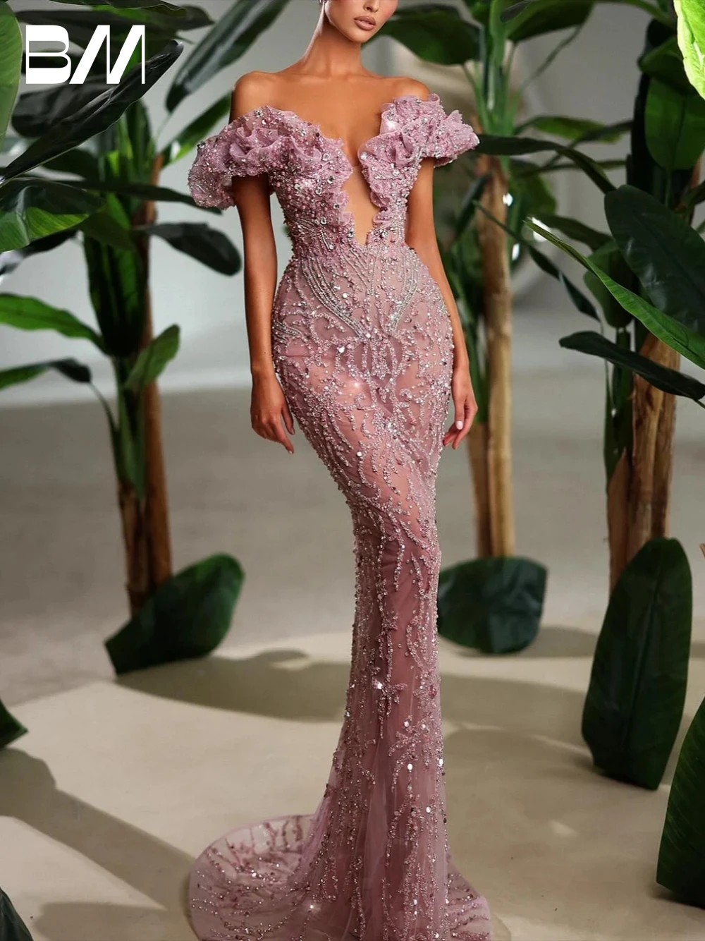 Женское вечернее платье с блестками открытыми плечами