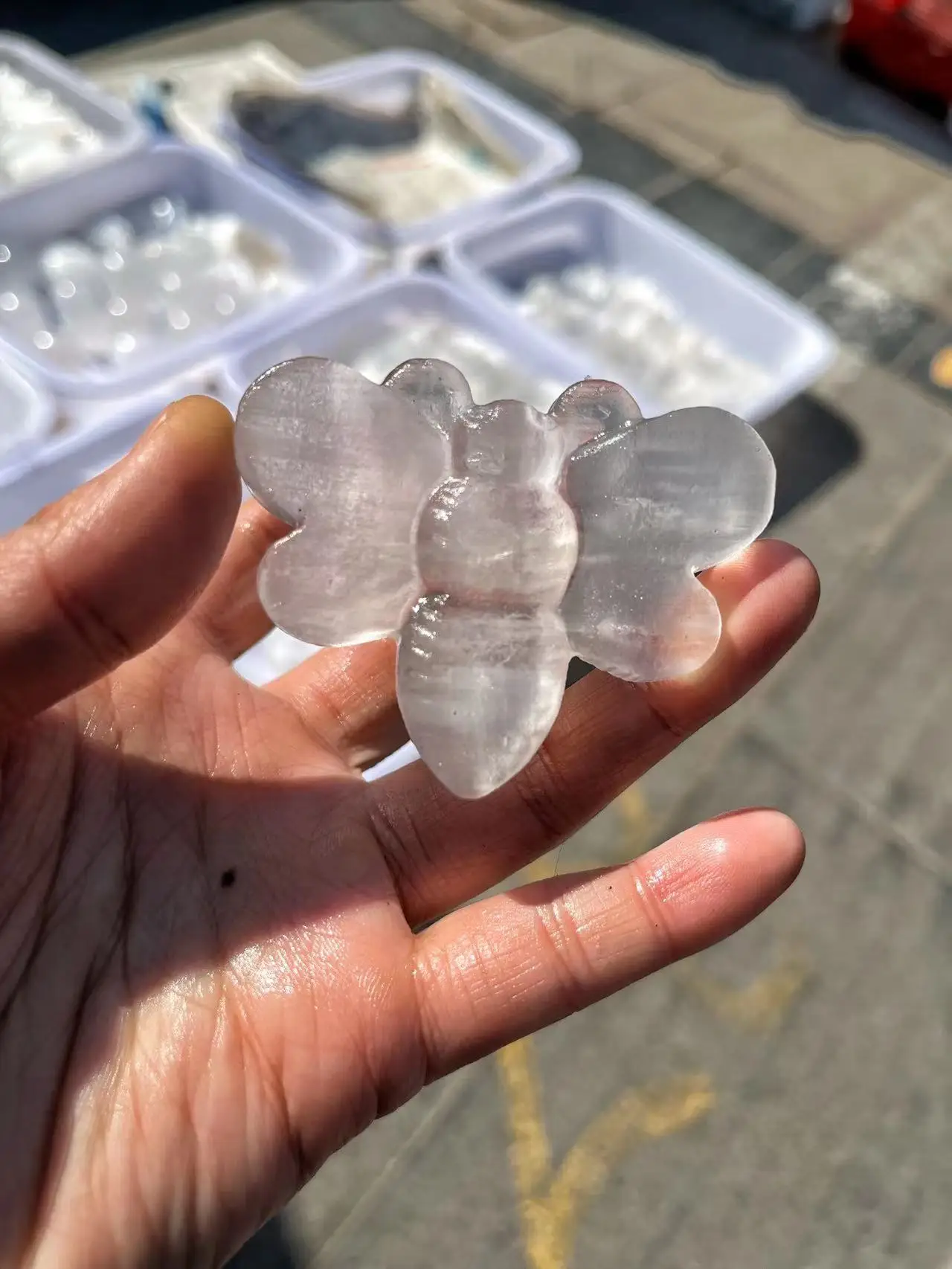 

Selling Customized unique white gypsum quartz hand-made bees for home decoration and pendant