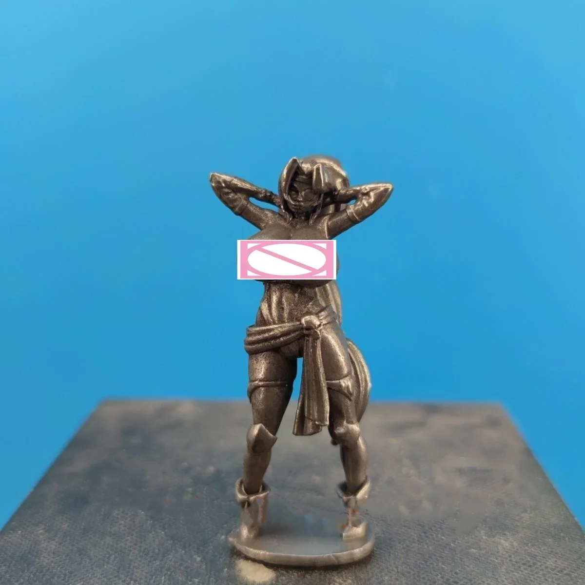 

Медная статуя девушки