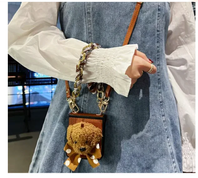 Коричневый плюшевый чехол с сердечками на длинном ремешке петлями для Samsung Galaxy Z