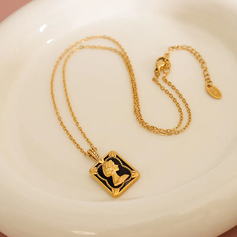 

YAONUAN Hot Sell Trendy Ladies Head Square Pendant Gold Plated Titanium Steel Necklace For Women Geometric Jewelry Accessories