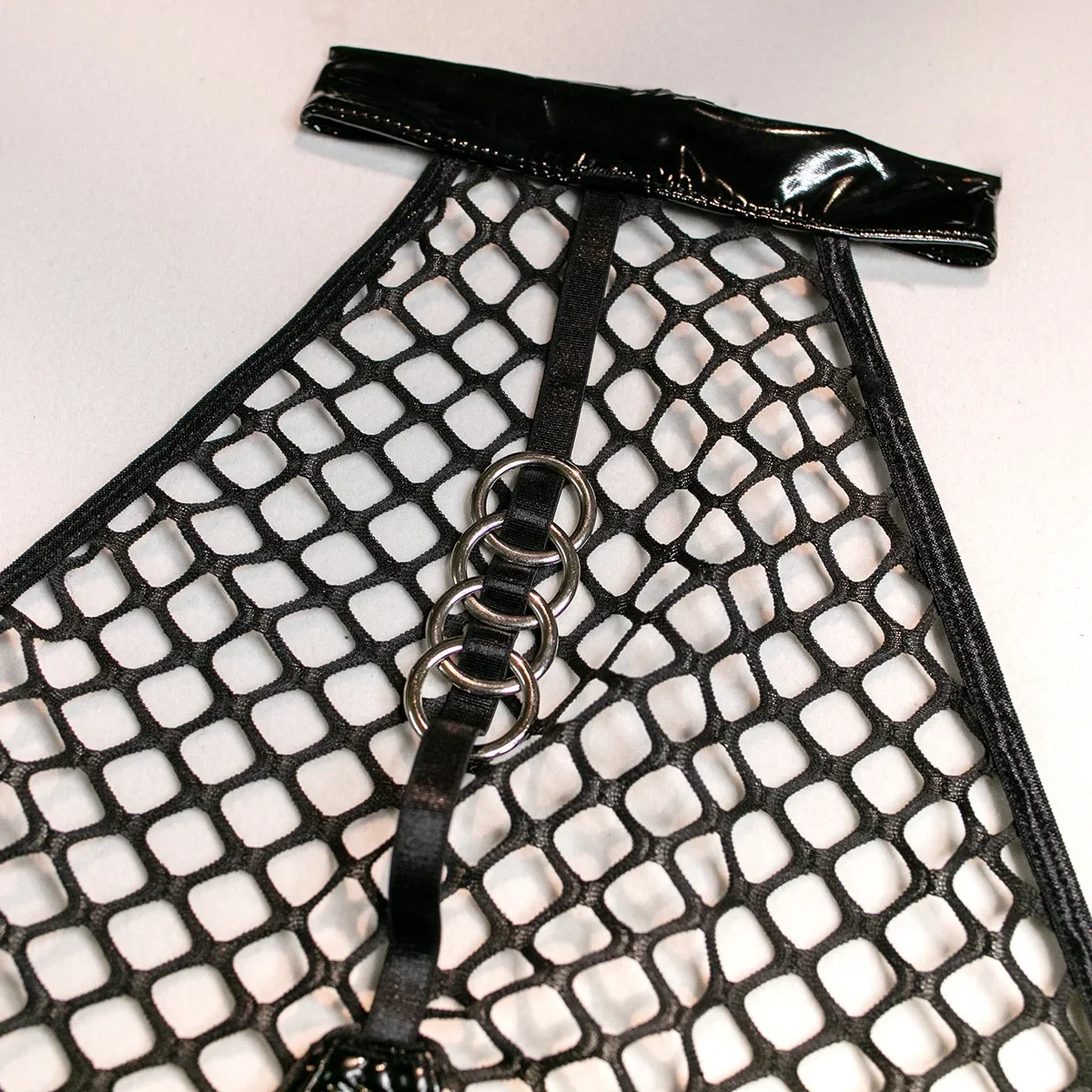 Женский комбинезон из лакированной кожи однотонный сетчатый с подвязками на