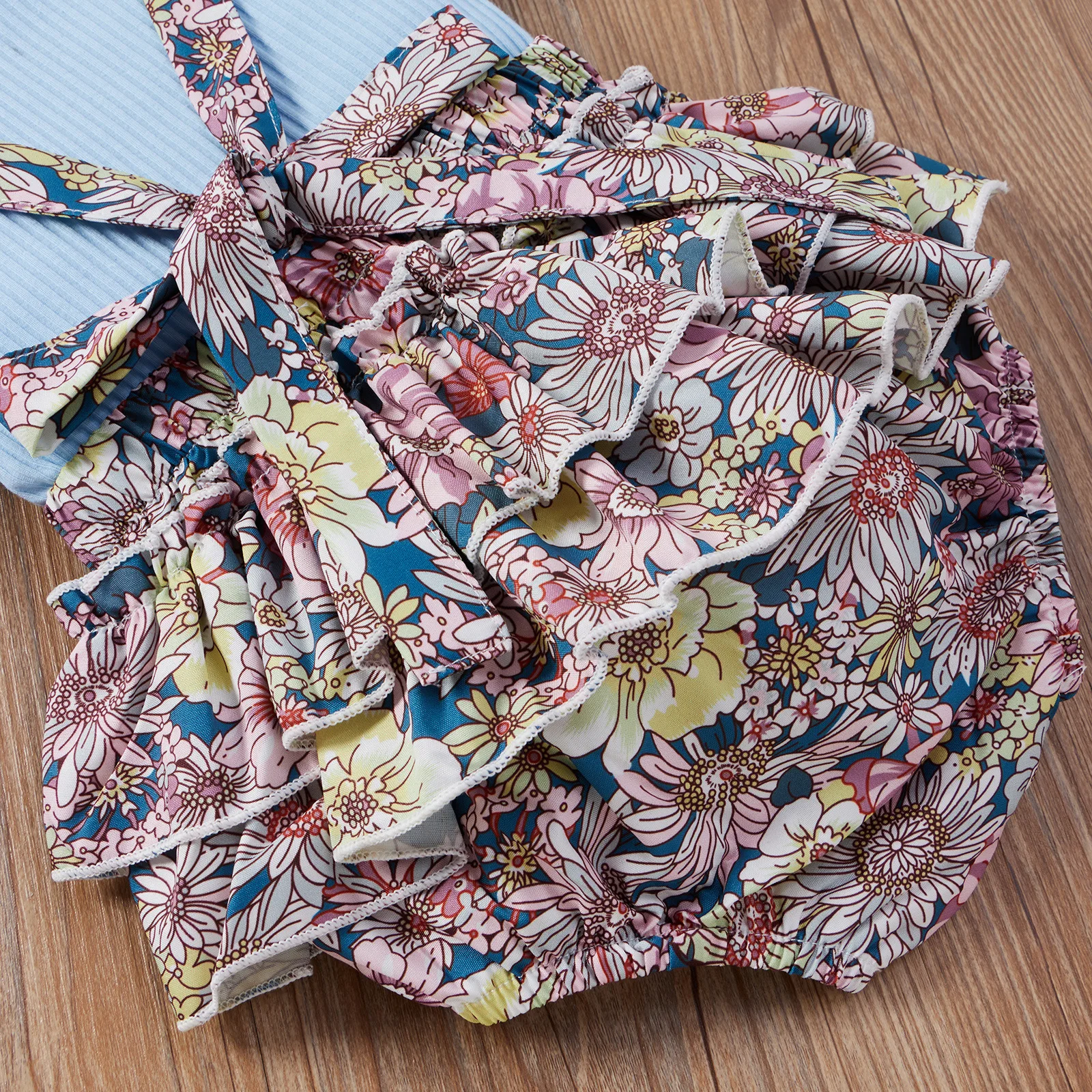 Комплект летней одежды для девочек футболка с оборками на рукавах юбка цветочным