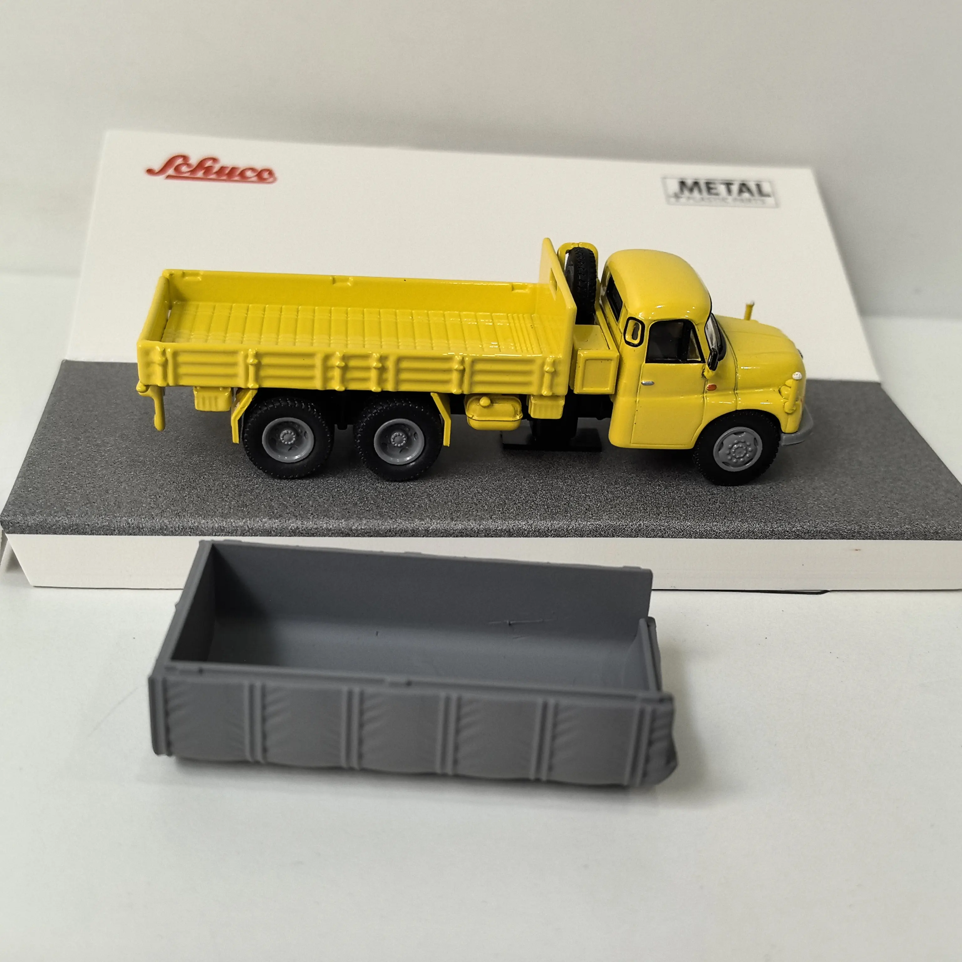 Фото Металлическая модель автомобиля Tatra T138 в масштабе 1:87 (серия Diecast SCHUCO) №5