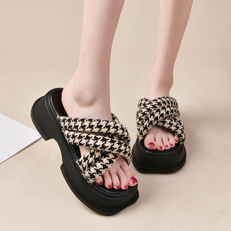 

Shoes Med Slippers Casual Slides Platform Slipers Women Luxury Soft Summer 2023 Hoof Heels PU Fabric Fashion Rome Rubber Leisure