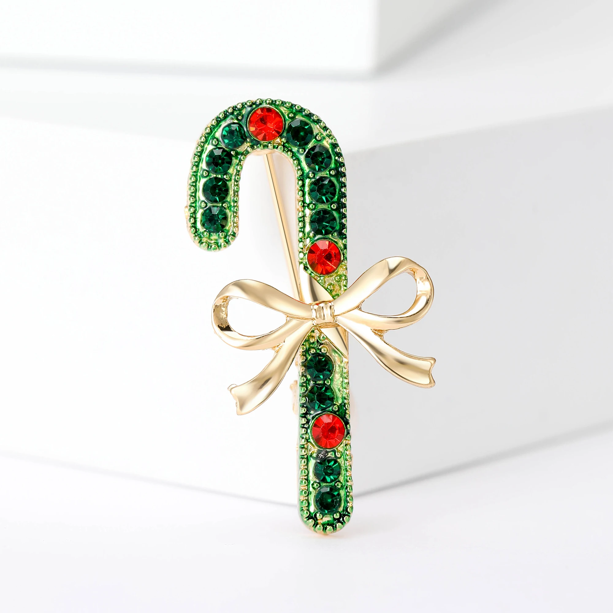 Эмалированная брошь со стразами