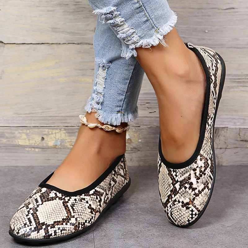 2022 New Outdoor Walking Shoes Retro Round Toe Snake Pattern Light Slip on Flat Casual Shoes  Fashion comfortable Ladies Loafers