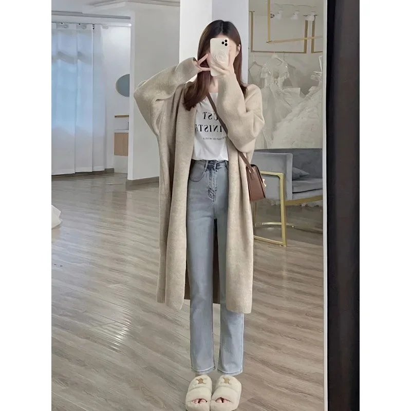 Женский вязаный кардиган средней длины с V-образным вырезом