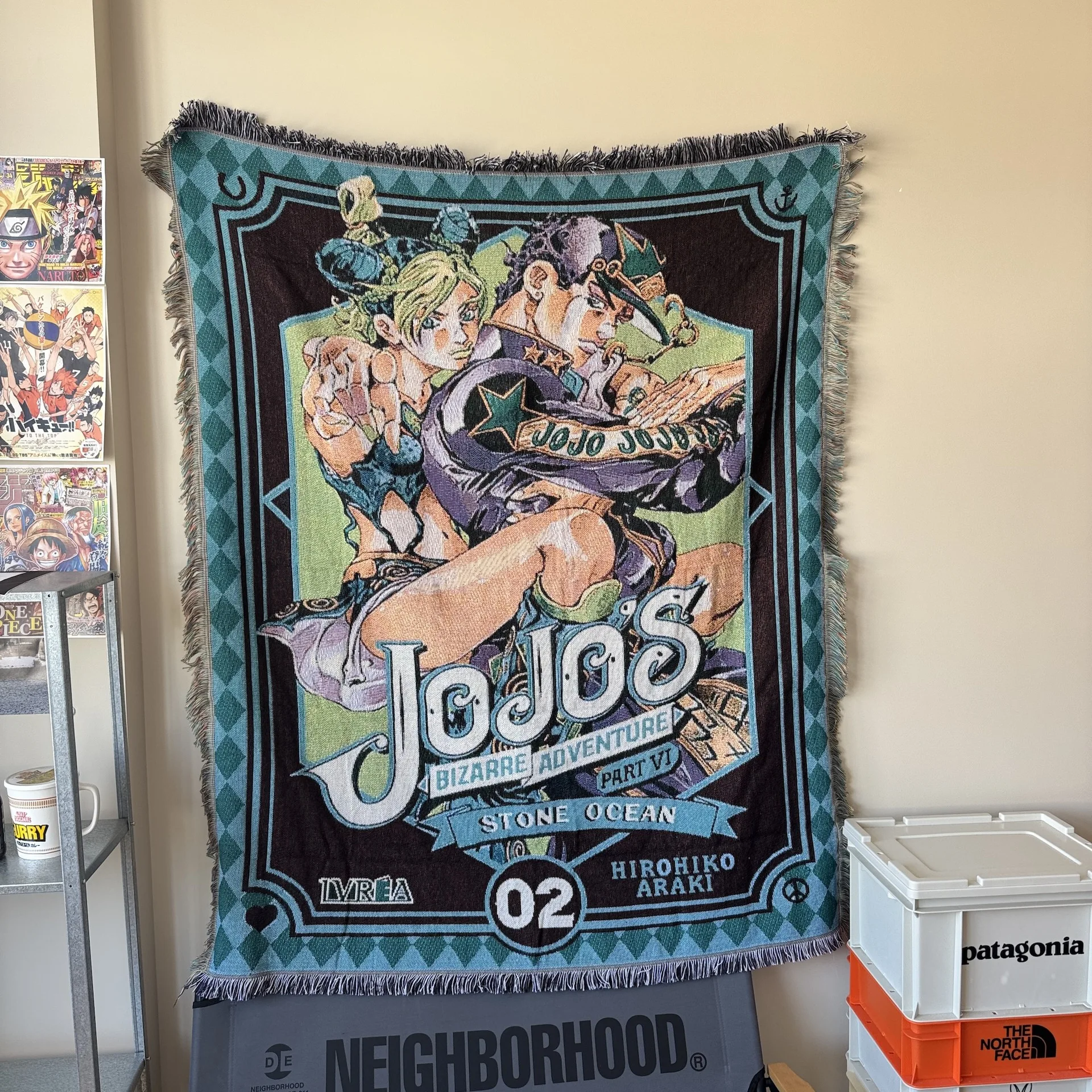 Фото Аниме-гобелен «Jojo Bizarre Adventure» в ретро-стиле, персонализированный подарок, настенный ковер в стиле хиппи, идеально подходит для общежитий и домашнего декора №4