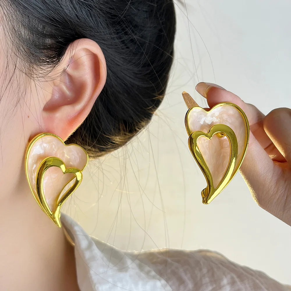 Темпераментные эмалированные двухслойные полые серьги-капли в форме сердца для