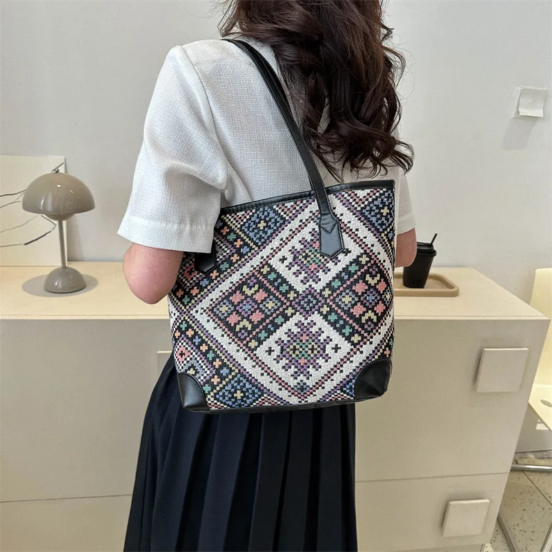 Hit Color Diamond Lattice Women's Ethnic Minority Woven One-Shoulder 2023 New Versatile Retro Portable Bucket Bag