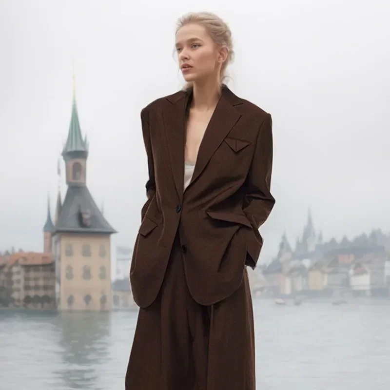 Рисунок 2 - Женский офисный блейзер с длинным рукавом и карманами