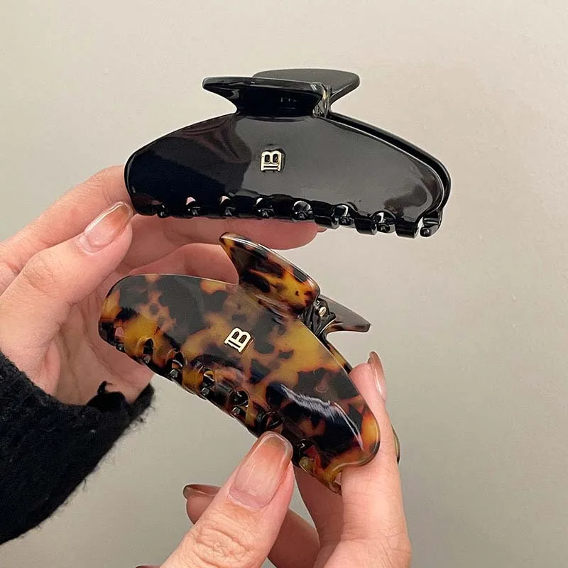 Заколка-краб для волос с буквой B