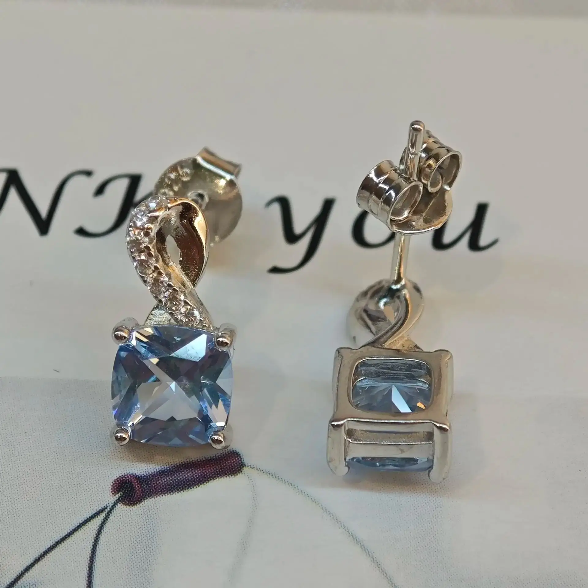 Серьги-гвоздики с голубым топазом 6 х6 мм