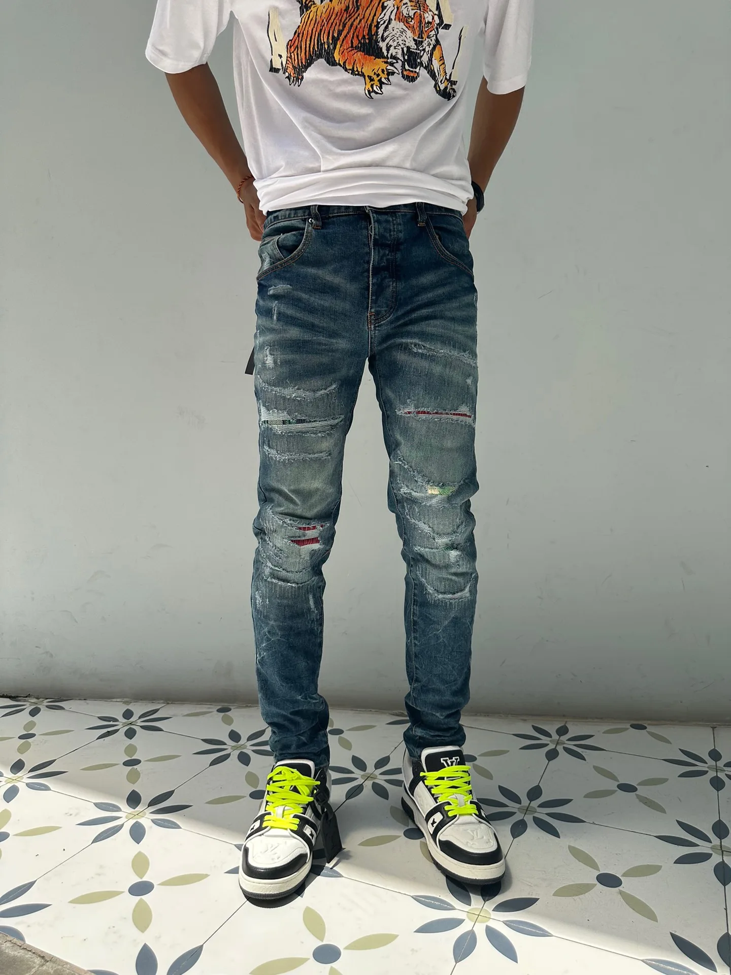 

Новое поступление, модные мужские Синие рваные узкие потертые джинсы, уникальный дизайн, джинсовые брюки с дырками и вышивкой, с цветной нашивкой для мужчин