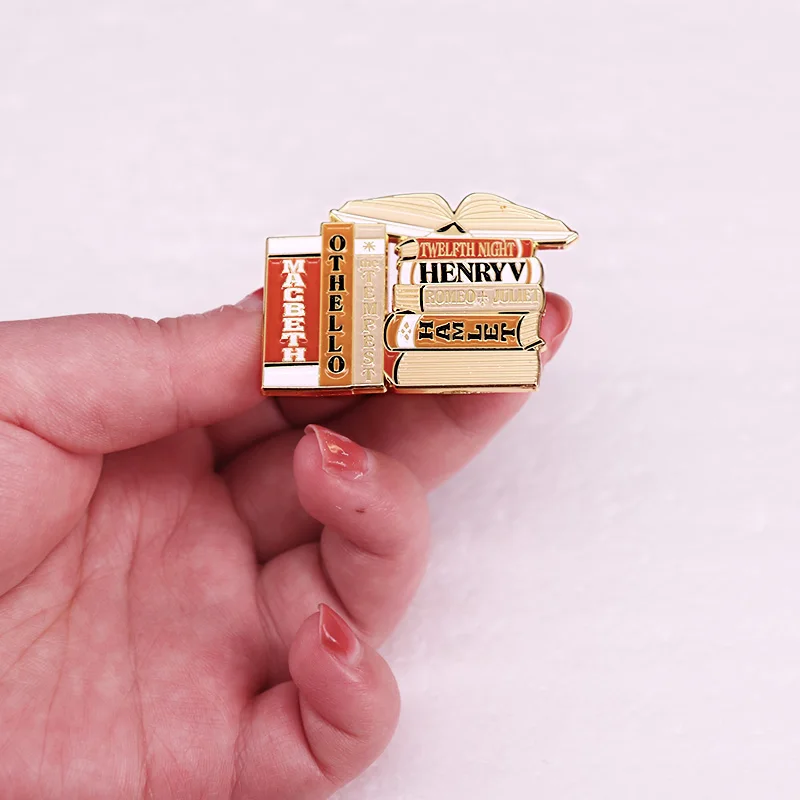 Брошь William Shakespeare Play Books