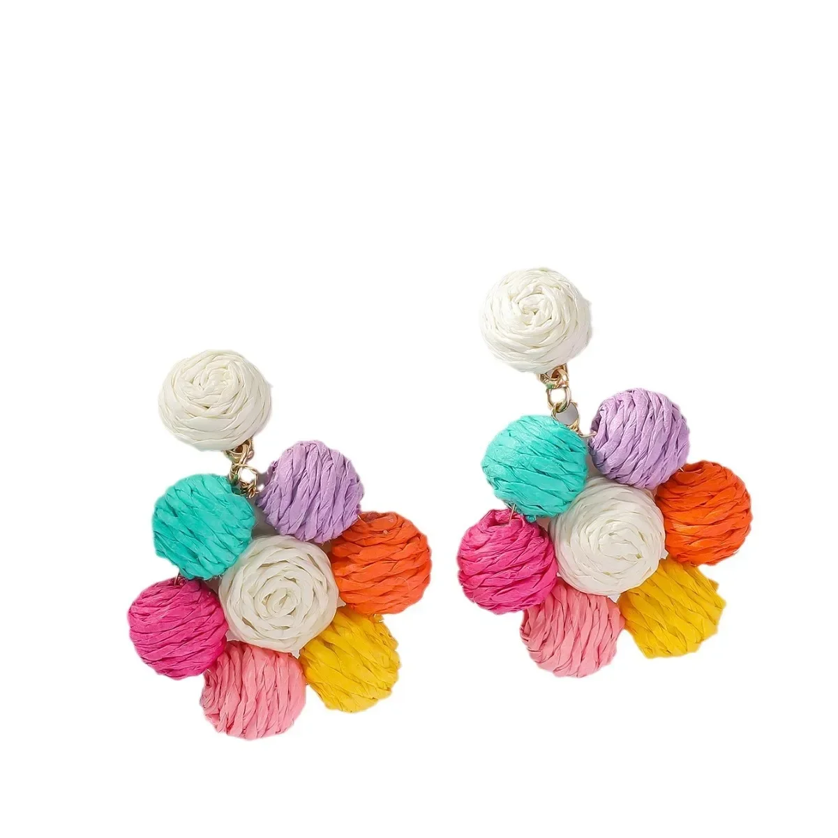 Симпатичные плетеные серьги-гвоздики из рафии с цветным стерео круглым шариком