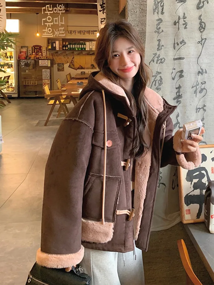 Женская шерстяная куртка кофейного цвета с замшевым мехом и воротником-стойкой