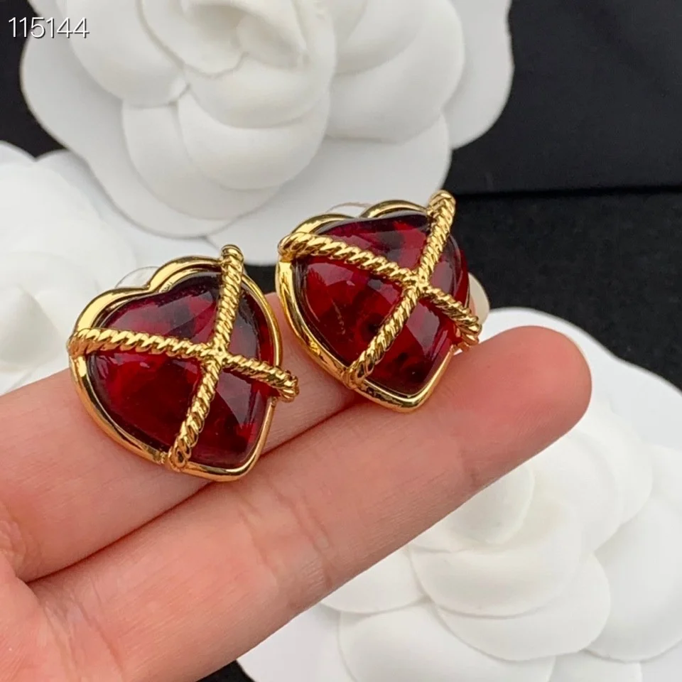 

Grab your heart~ Vintage wine red love peach heart earrings