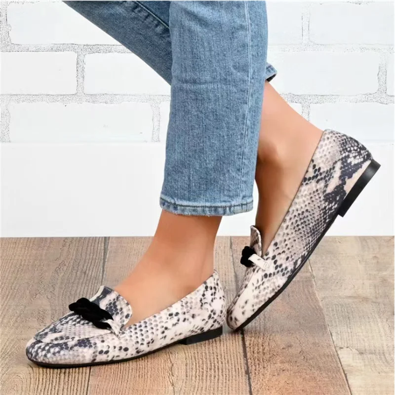 

Voorjaar Nieuwe Single Schoenen Vrouwen Ondiepe Mond Ronde Kop White Snake Skin Vrouwen Comfortabele En Modieuze Veelzijdige