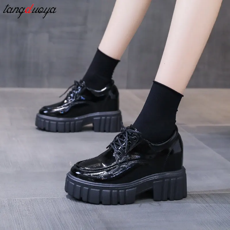 Туфли-оксфорды женские из лакированной кожи на платформе осень 2024