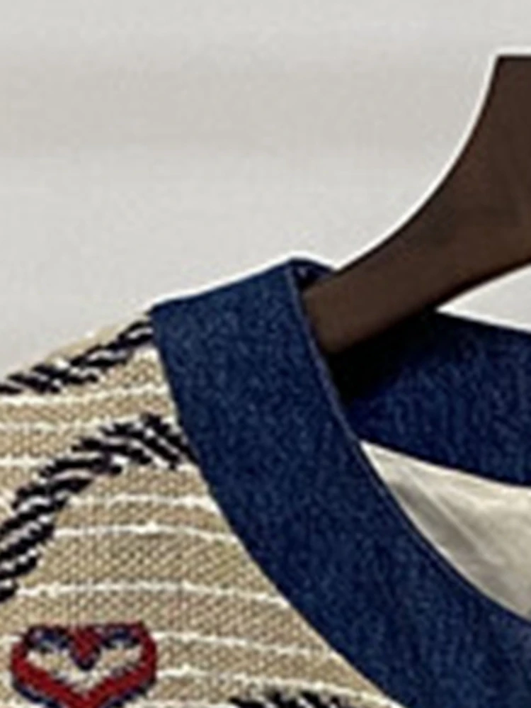 

2022 Spring and Summer New Embroidered Round Neck Pattern Denim Stitching Short Jacket + Shorts