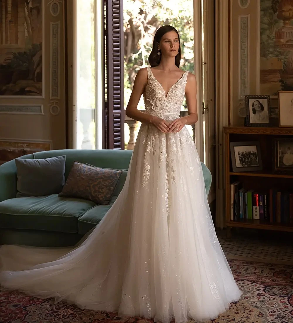 

Romantic Wedding Dresses A Line Lace Appliqued V Neck Sleeveless Bridal Gowns Glitter Floor Length Ruched Vestidos De Mariee
