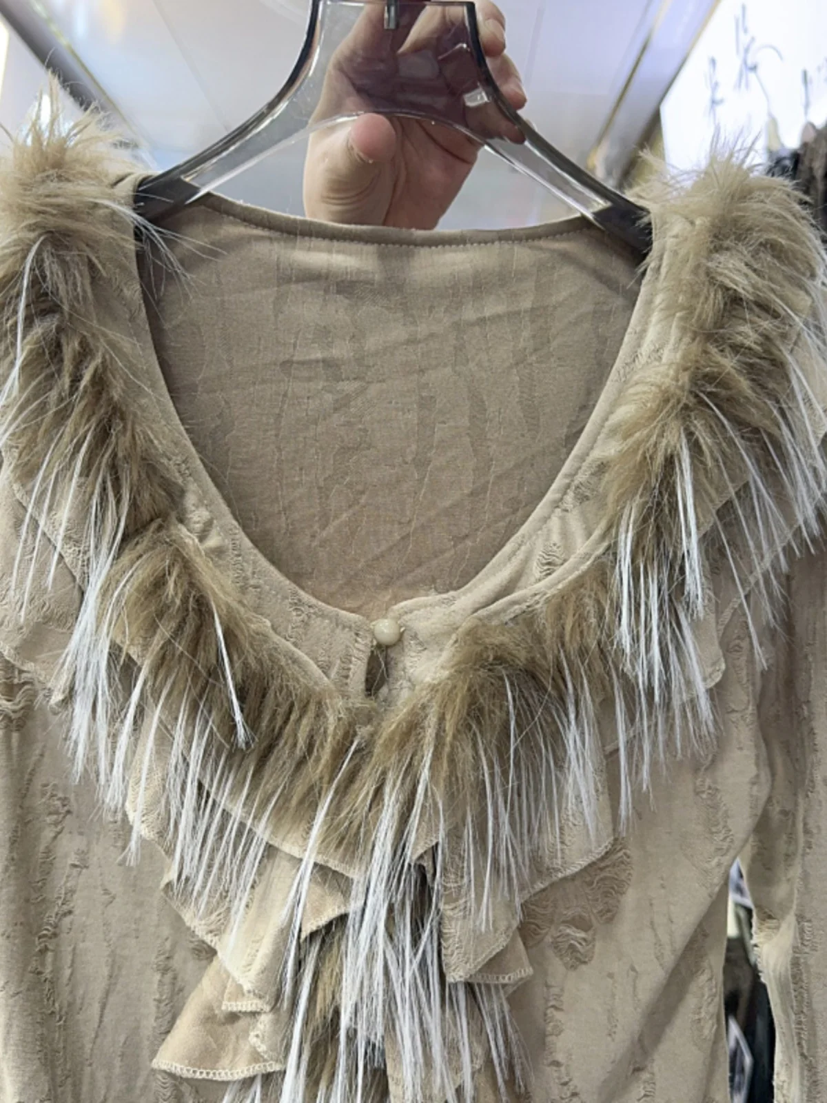 Куртка женская осенне-зимняя с V-образным вырезом и перфорацией